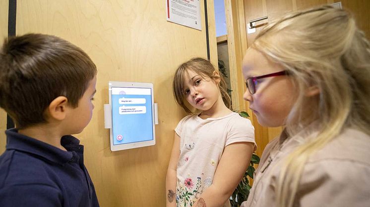 Lucia Ratkov Darrell och hennes kompisar på förskolan har provat roboten i ett par veckor nu.