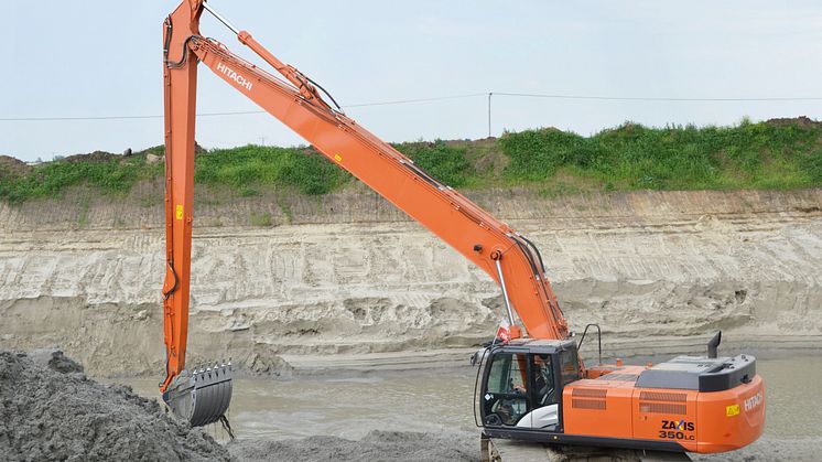 Superlång räckvidd på Hitachis bandgrävare 