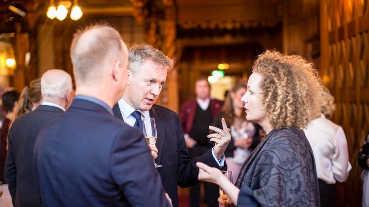 Stiftelsen Tjolöholms ordförande Hans Forsberg, ambassadör David Cairns och Maria Sidén, vd Tjolöholms Slott.