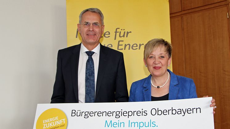 Christoph Henzel, Leiter Kommunalmanagement Bayernwerk, und Regierungspräsidentin Brigitta Brunner haben Bürgerinnen und Bürger in Oberbayern zur Teilnahme am Bürgerenergiepreis aufgerufen.