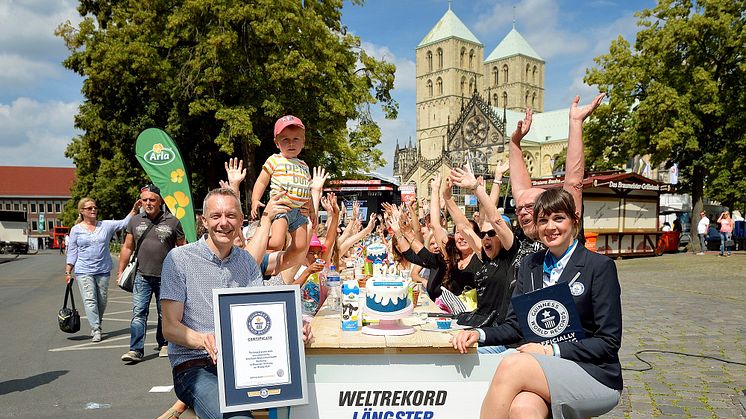 Lena Kuhlmann, Schiedsrichterin von GUINNESS WORLD RECORDS®  überreicht Tino Gottschalk, Vice President Finance Arla Foods Deutschland, die offizielle Urkunde. 