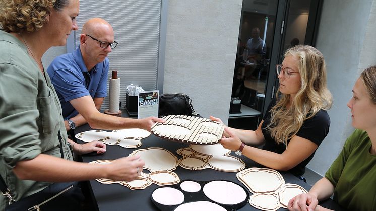 Kokkenes Køkken er sammen med Signe Friis Schack og Clara Brink Møller, der læser Design og Innovation på DTU, ved at udvikle en serveringsbakke til kantinerne.