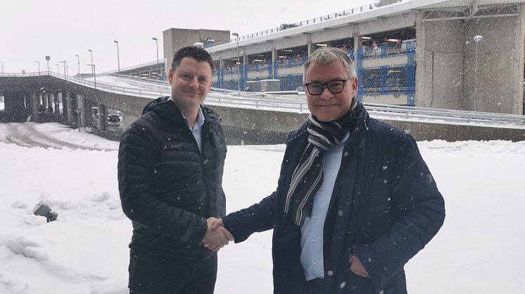 Karl Martin Eggen (t.v.), administrerende direktør for Duun Industrier, og Michael Husfeldt, administrerende direktør for Norwegian Agro Machinery, ser fram til framtidig å løfte salget av Duuns vinterutstyr i det norske markedet.