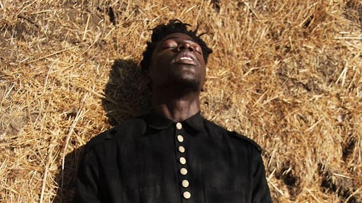 Med loops, falset og organisk guitarpil indkapsles livets gåder hos Moses Sumney