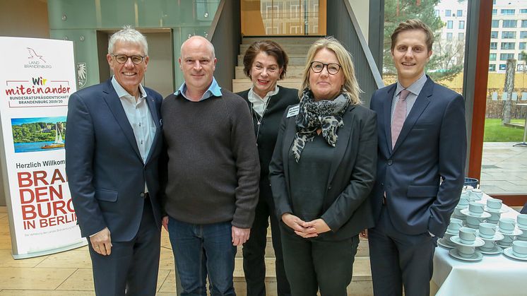 V.l.n.r: Dieter Hütte (TMB), Matthias Braun (Supervising Location Manager „Dark“), Kirsten Niehuus (Medienboard), Petra Rundqvist (Filmbeauftragte der Stadt Ystad), Dr. Benjamin Grimm (StS Staatskanzlei Brandenburg). Foto: Medienboard.