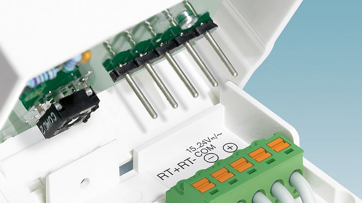 Tool-free mounting of PCB connectors