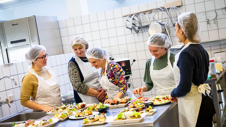 Ved Tradiums hotel, køkken og restaurantafdeling i Randers, prøver kursisterne blandt andet at lave smørrebrød. // Foto: Ulrik Burhøj Jepsen