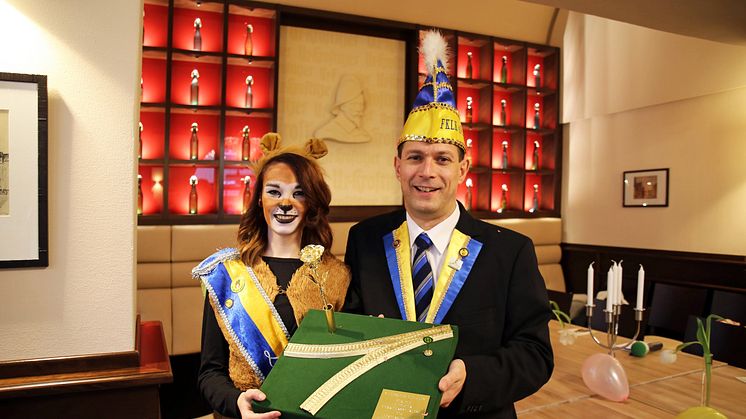 Löwin LEILA (alias Julia Liebner von Ur-Krostitzer) und Steffen Hoffmann (Präsident des Förderkomitee Leipziger Karneval) präsentieren die „GOLDENE ROSE“