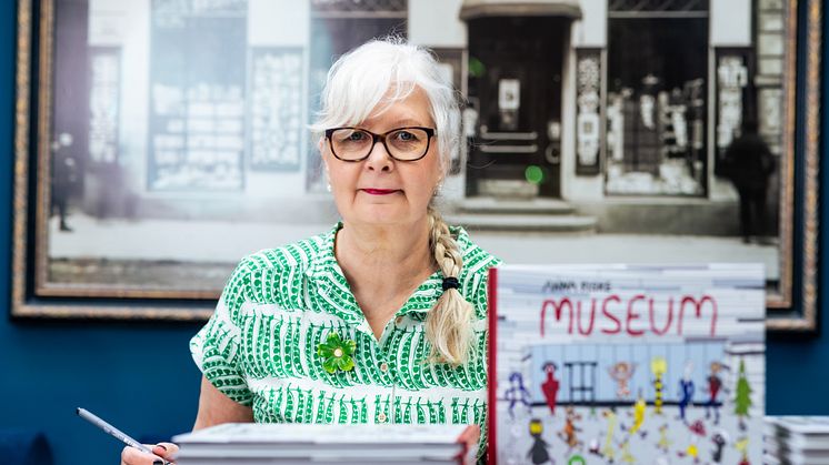 Anna Fiske er en av våre fremste barnebokskapere og illustratører. Hun var et naturlig valg da Nasjonalmuseet ønsket  seg en bok for barn til åpningen av det nye gigantmuseet. Her Anna Fiske som forhåndssignerer sin bok Museum. Foto: Lina Hindrum