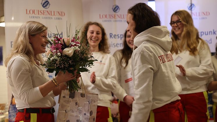Blumen und Geschenke gab es auch von der First Responder-Gilde für Leiterin Jördis Tirs.
