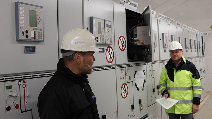 Im neuen Betriebsgebäude: SH Netz-Projektleiter Joachim Krabbenhöft (l.) und Matthias Nickels, Leiter des Technik-Standortes in Fockbek.  (Copyright: SH Netz/Jens Neumann)