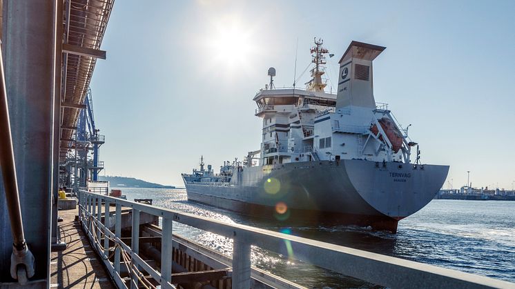 Tanker vessel Ternvag approaching the Port of Gothenburg Energy Port. The practices around vessel calls have been adjusted to avoid the effects of the virus. Photo: Gothenburg Port Authority. 