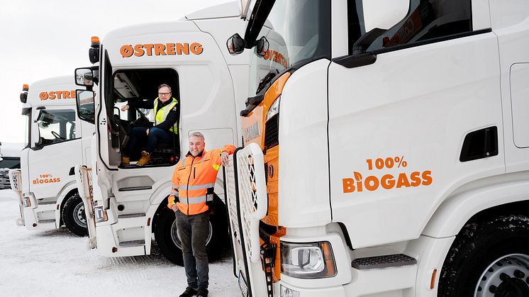 UTSLIPPSKUTT: Jan Rune Østreng (til høyre) og Østreng Transport tar i bruk fire nye Scania gassbiler i kjøringen for Odd Hannestad og Ahlsell. Det gir en klimagevinst som både Ahlsell som vareeier og ColliCare som oppdragsgiver ønsker seg. 