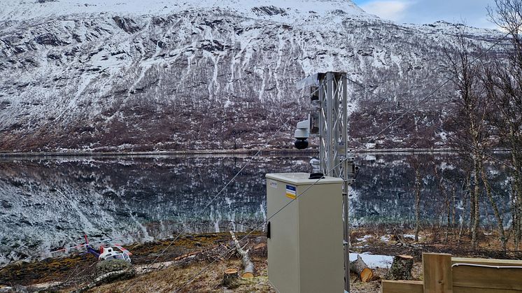 Denne radaren sikrer Beisfjordveien. Den overvåker og varsler snøskred fra 1. november til 31. mai. Trafikken stoppes automatisk med lysanlegg. 