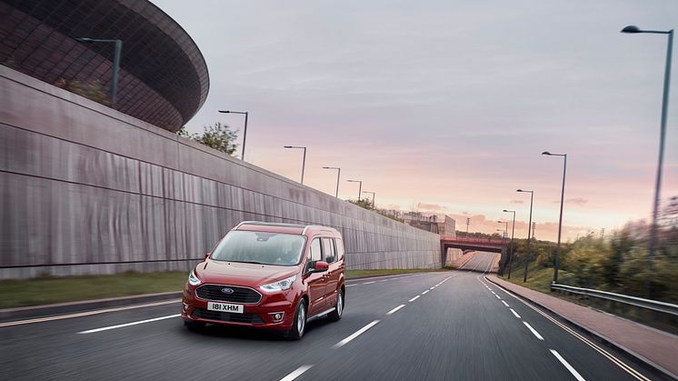 Mit seiner modern gestalteten Frontpartie übernimmt der neue Tourneo Connect die jüngste Formensprache von Ford