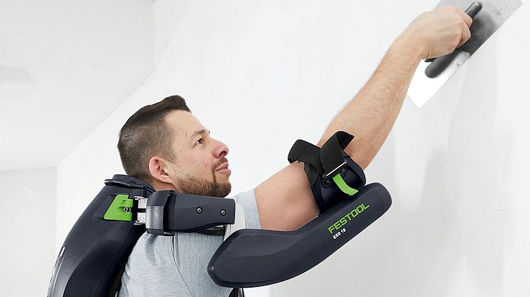 Med det nye eksoskelet ExoActive vil værktøjsproducenten Festool aflaste byggebranchens faggrupper og forhindre overbelastninger. Foto: Festool.