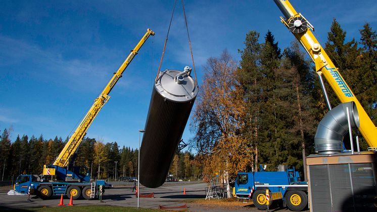 Den nya dubbelställda silon väger cirka 15 ton och är 16 meter hög. Foto Mariann Holmberg / Norrmejerier