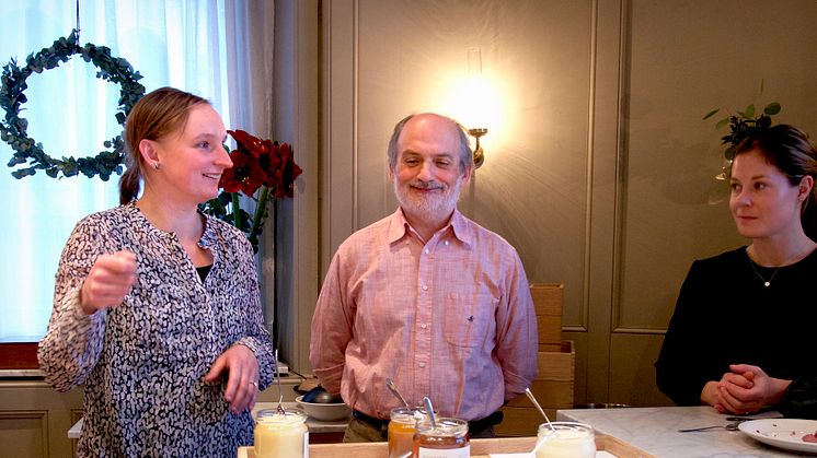 Biodlare Karolina Wilczynska från Rosa Skattlådan i Märsta och mästerkonditor Corrado Azzenza från Sicilien provar svensk sorthonung. Foto: Anna Lind Lewin.