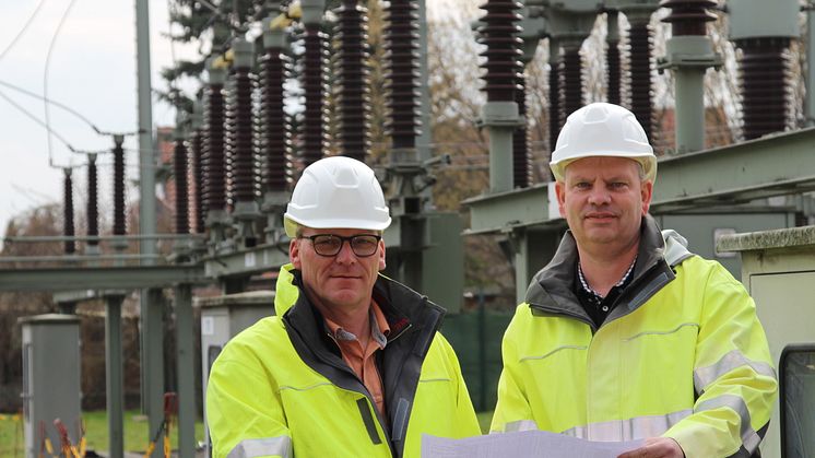 Projektleiter Frank Rathert (li.) und Leiter Betrieb Delbrück Ulrich Halsband besprechen die anstehenden Arbeiten vor Ort im Umspannwerk Salzkotten. 