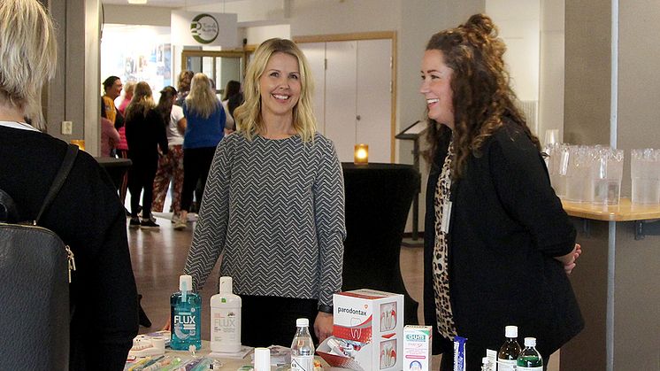 Malin Grönborg och Ann Nilsson, Folktandvården Öjebyn, föreläste om vikten av god munhälsa och visade upp ett antal produkter som förenklar arbetet.  Foto: Helene Markström