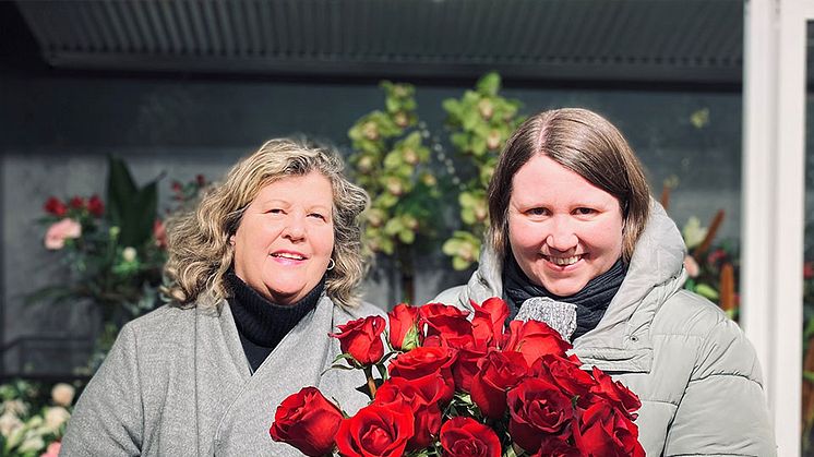 Piteå kommuns Stina Eriksson och Företagarna Piteås Cecilia Lindström med ett fång av fairtraderosor      Foto: Piteå kommun