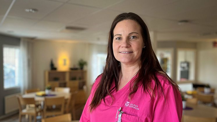 Mejra Holm är en av 32 nya undersköterskor i Eslövs kommun som utbildat sig på betald arbetstid.
