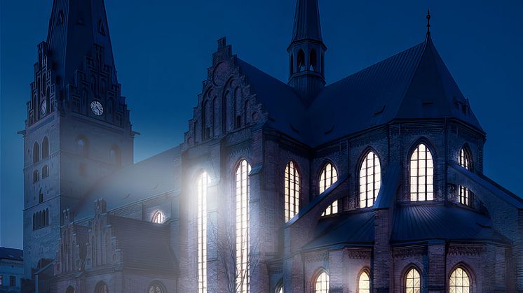 SPEKTRAL – ljud och ljus i mörkret genom fönsterglas i S:t Petri kyrka. Foto: Jonas Johansson