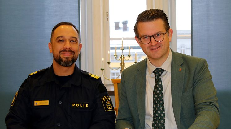 Lokalpolisområdeschef Roberto Eid Forest och trygghetsutskottets ordförande Anders Åhrlin (M) skriver under överenskommelsen mellan polisen och kommunen. Foto: Polismyndigheten