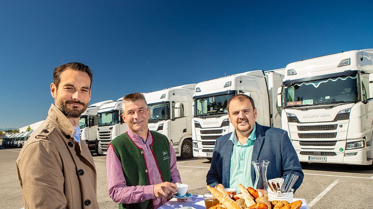 Anton Freudensprung, Account Manager bei Scania Leasing Österreich, Johannes Amon, Leitung Fuhrpark & Kfz-Technik bei Haubis und Alfred Redl, Verkauf Neufahrzeuge bei Scania Österreich (v. l.).