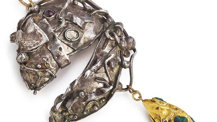 Arje Griegst- Turmalinvedhæng af 21 kt. guld og sølv prydet med cabochslebet turmalin og grønne sten