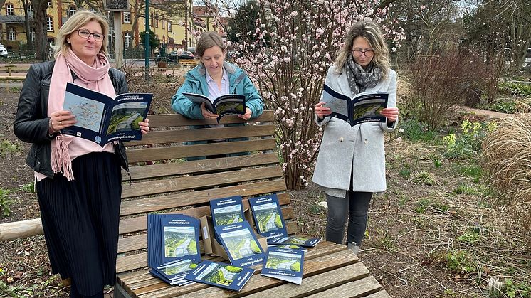 Die Geschäftsführerin des Weserbergland Tourismus e.V. Petra Wegener sowie die Projektmanagerinnen Jessica Dolle und Sina Scholz präsentieren die neuen Urlaubsmagazine "Meine Weserberglandzeit"