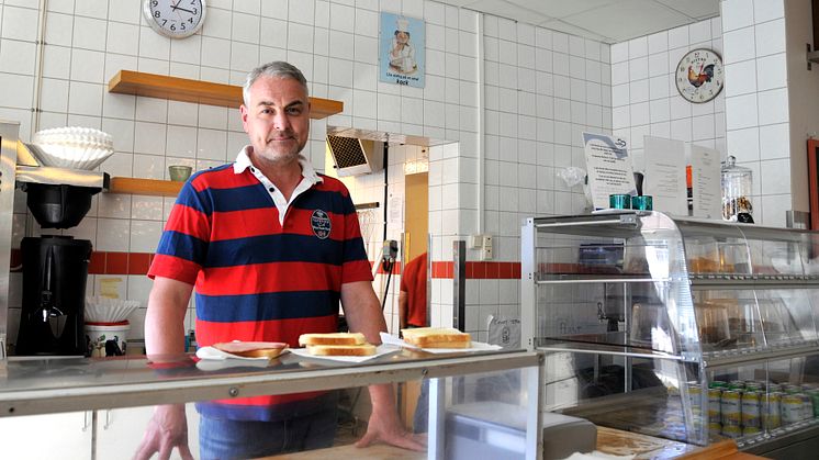 Christian Enehov bakom disken på Café David. 