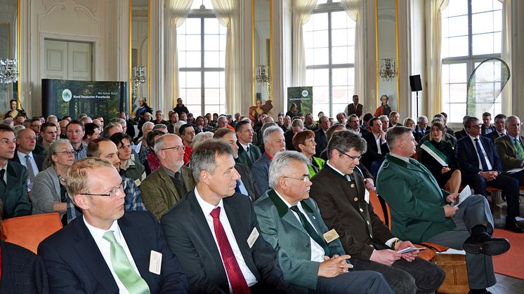 Zahlreiche Gäste nahmen an der Preisverleihung zum "Waldgebiet des Jahres 2018" im Ovalsaal auf der Königlichen Jagdresidenz Schloss Hubertusburg in Wermsdorf teil