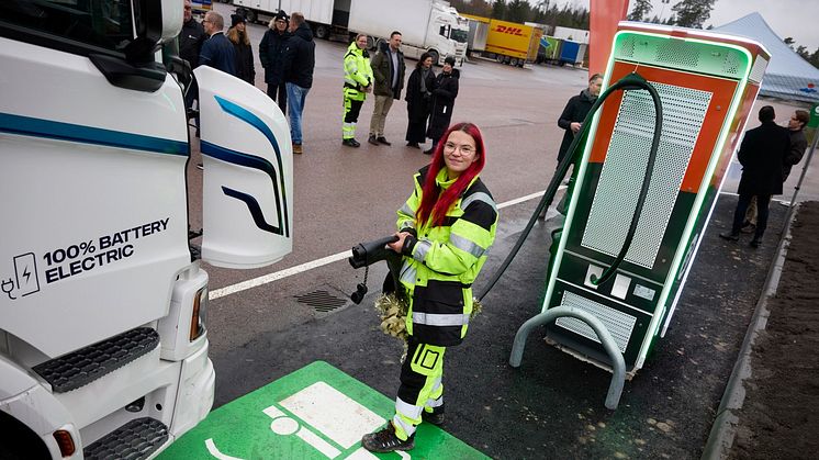 Den 29/11 invigde blivande lastbilsföraren Isabella Sommerhall Mälarenergis första publika laddstation för tunga transporter. Nu bildar Mälarenergi, Öresundskraft och Jönköping Energi ett bolag för laddning av tunga fordon. Foto: Lasse Fredriksson.