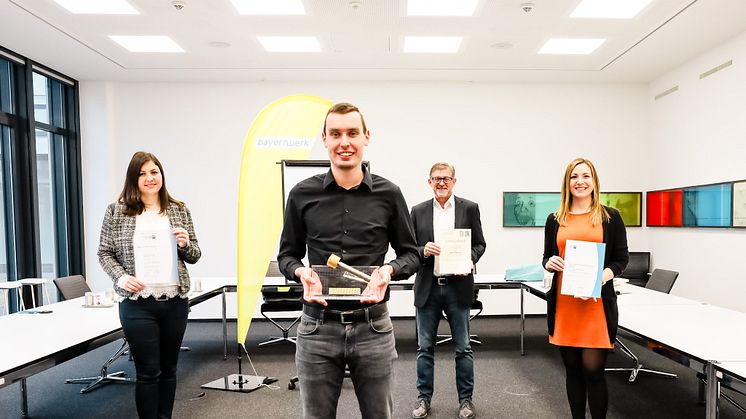 Spitzenleistung in der Ausbildung: Josef Aderer (vo.) vom Bayernwerk-Kundencenter Eggenfelden ist frischgebackener Bundessieger 2021 im Ausbildungsberuf Elektroniker für Betriebstechnik. Das Ausbildungsteam (hi.) könnte stolzer nicht sein.