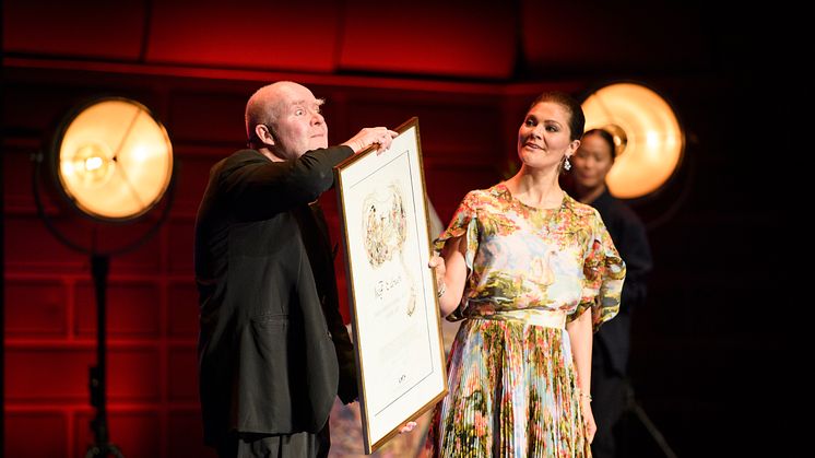 Wolf Erlbruch receives the Astrid Lindgren Memorial Award from H.R.H Victoria. Photo: Stefan Tell
