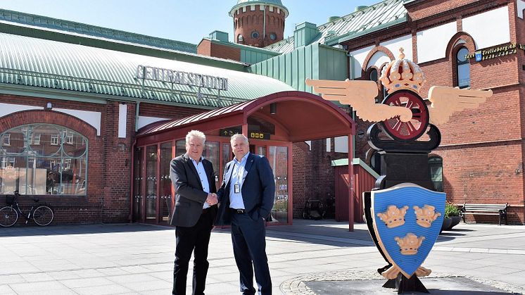 Bengt Nilsson, ägare Alsingevallen AB och Jörgen Nilsson, vd Trelleborgs Hamn AB utanför Centralstationen