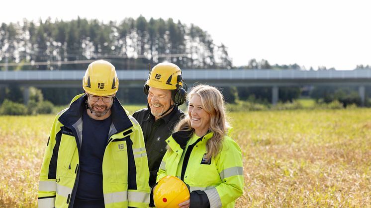 Tre av Umeå Energis drygt 400 medarbetare. Anders Sjödin, anläggningsutvecklare, Lars Stigedahl, elnätstekniker, och Anna Andersson, kompetensledare. Foto: Malin Grönborg