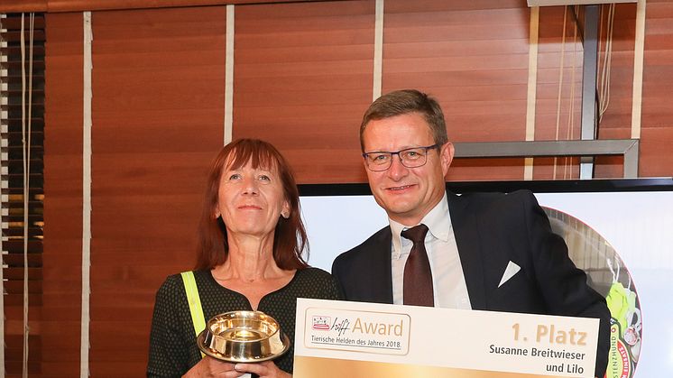 Hermann Aigner, Geschäftsführer Fressnapf Österreich übergibt den Siegerpreis an Susanne Breitwieser und ihre Blindenführhündin Lilo. 