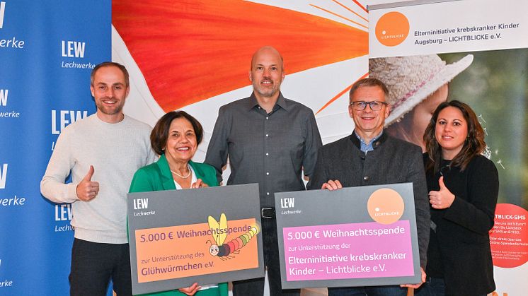 Dominic Kühling (l.) und Katrin Meiser (r.) haben die Vereine für das interne Voting vorgeschlagen und begleiteten LEW-Vorstand Christian Barr (m.) bei der Spendenübergabe an Rosemarie Schweyer, Glühwürmchen e.V. und Thomas Kleist, Lichtblicke e.V.