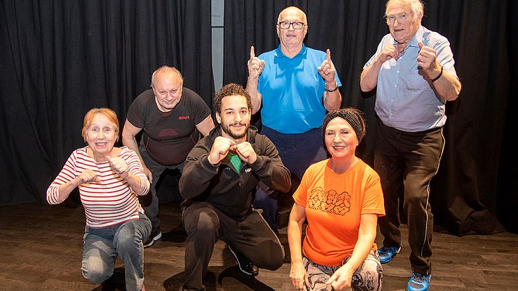 Det är ett gott gäng som under ledning av Hälsotekets Charles Mellin provar på träning på Kulturhuset Bergsjön.