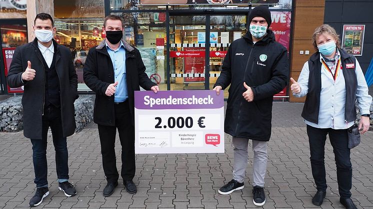 Gemeinsam stark für Kinder: Rewe-Vertriebsleiter Frank Hofman und DHfK-Manager Karsten Günther (beide Mitte). 