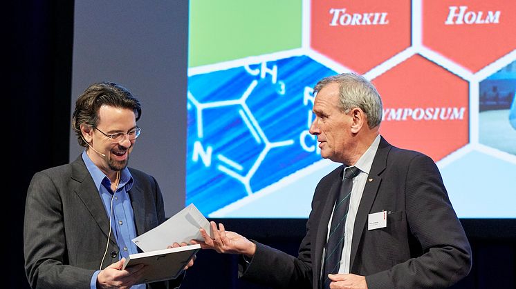 Professor Klaus Bock overrakte Torkil Holm Prisen 2016 til Dimitrios Stamou.