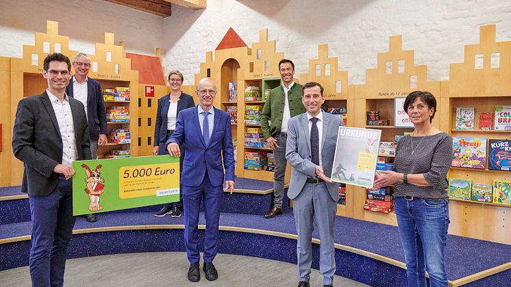 Nachhaltig in die Lesezukunft investiert: Den Sonderpreis des Kinderbibliothekspreises bekam das Team um Bibliotheksleiter Georg Fisch (Mi.) für das kontinuierlichen Engagement in der "Leseregion Straubing" von Vertretern des Bayernwerks überreicht.