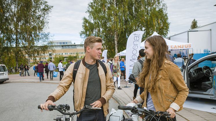 På välkomstmässan har studenterna möjlighet att lära känna Umeå och Umeå universitet lite närmare. Foto: Mattias Pettersson.