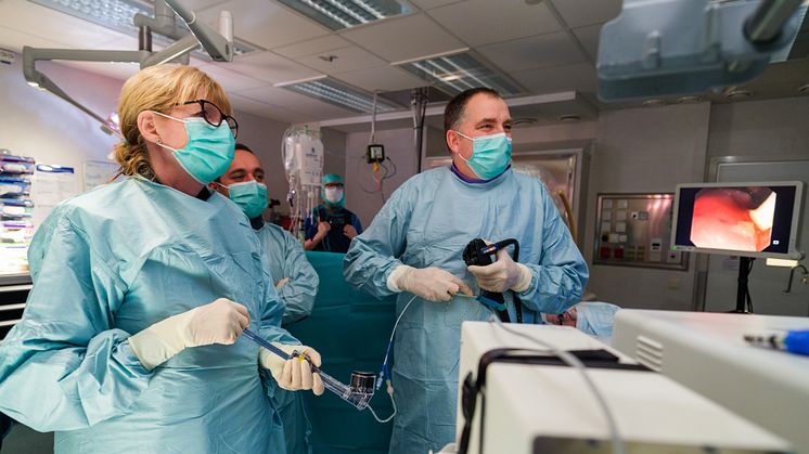 Maria Johansson, undersköterska vid Endoskopienheten, Muhammed Al-Jabouri, assisterande operatör och Urban Arnelo, huvudoperatör, under en ERCP.
