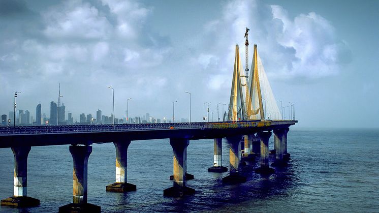 Die achtspurige Brücke "Rajiv Gandhi Sea Link" verbindet Bandra im Westen mit Worli im Süden von Mumbai.