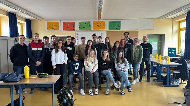 Achtsamkeit im Schulalltag: Schülerinnen und Schüler der Klasse 8M der Mittelschule Neunburg vorm Wald mit dem Team der Bayernwerk Netz GmbH.