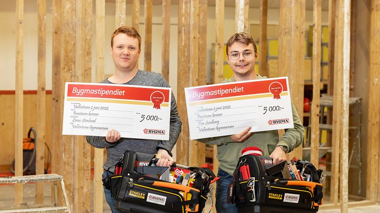 Eleverna Linus Svenlund och Tim Svedberg vid Vallentuna Gymnasium mottar årets Bygmastipendium från Bygma Danderyd.