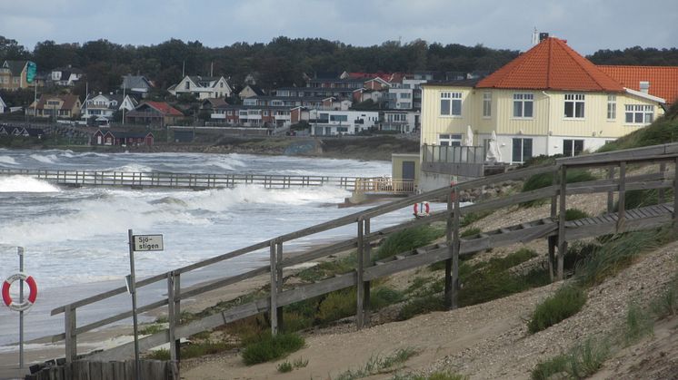 Vågorna från stormen Knud tär på stranden i Skälderviken.
